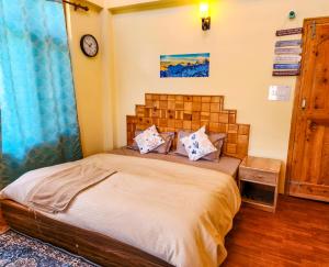 a bedroom with a bed in a room at Kaedwen Home - 3 BHK - 360 Panoramic Mountain Views in Manāli