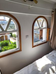 Postel nebo postele na pokoji v ubytování Sunflower maisonette with attic
