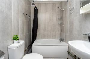 a bathroom with a toilet and a sink at Central Two Bed Flat Kings Lynn in Kings Lynn +29 photos