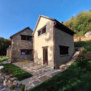 ein Steinhaus mit einem steinernen Gehweg davor in der Unterkunft Baita Dinh - Villaggio dei Crodini in Crodo