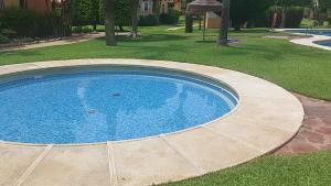 ein Swimmingpool in einem Garten mit Rasenfläche sidx sidx sidx in der Unterkunft Casa Naturista GaPaula - VeraPlaya - FKK in Vera