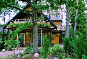 Una cabaña de madera con balcón en el bosque. en Ferienpark Leitzingen, en Soltau
