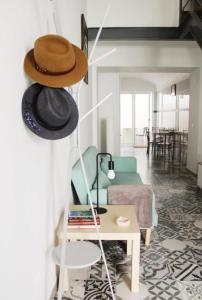 ein Hut hängt an der Wand eines Wohnzimmers in der Unterkunft Casa da Cal Branca in Évora