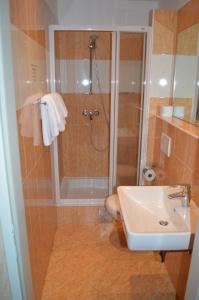 Koupelna v ubytování Hotel Pension Walzerstadt