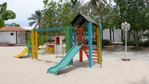 einen Spielplatz mit Rutsche im Sand in der Unterkunft Sunsol Punta Blanca in San Pedro de Coche