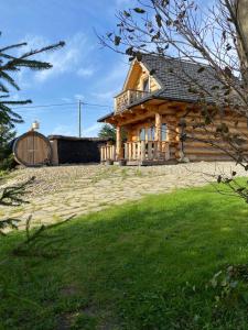 Cabaña de madera con porche y patio en Tabacówka en Tabaszowa