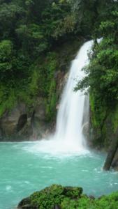 una cascada en medio de un río en MIRAVALLES RANCHO - Rio Celeste Dreams en Bijagua