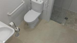 ein Bad mit einem WC, einer Dusche und einem Waschbecken in der Unterkunft Albergue Gran Canaria in Las Palmas de Gran Canaria