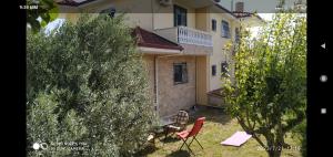 un pequeño patio con 2 sillas y una casa en The Villa with the Aromatic Herbs, en Agia Triada