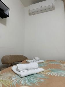een slaapkamer met een bed met handdoeken erop bij Apartmani IMPERIAL 2 in Novi Pazar