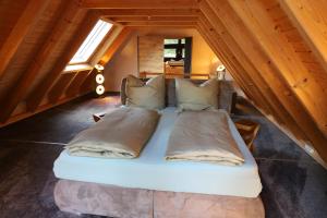 Bett im Dachgeschoss einer Hütte in der Unterkunft Ferienhaus auf dem Gestüt Lohhof mit wenn gewünscht Kinderreiten in Uchte