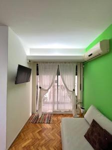 Habitación verde con cama y ventana en Bulnes Apartment en Buenos Aires