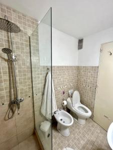 y baño con ducha, aseo y lavamanos. en Bulnes Apartment en Buenos Aires
