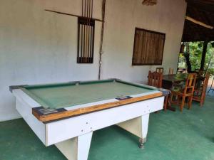 - un billard installé à l'intérieur d'une maison dans l'établissement Chácara com 2 piscinas e 3 suítes, à Campo Grande
