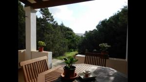 un tavolo e sedie su un patio con vista di Ca n'Antonia Mestre a Playa Migjorn