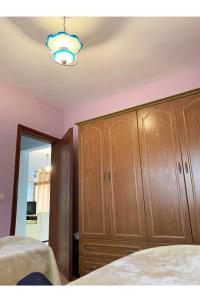 um quarto com uma cama e armários de madeira em Armand’s apartament em Golem