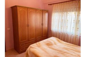um quarto com uma cama e um grande armário de madeira em Armand’s apartament em Golem