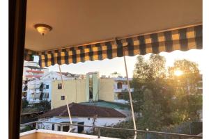 uma janela com uma cortina xadrez numa varanda em Armand’s apartament em Golem