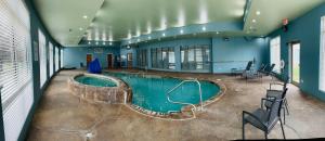 a large swimming pool in a building with a swimming pool at Holiday Inn Express Hotel & Suites Mansfield by IHG in Mansfield