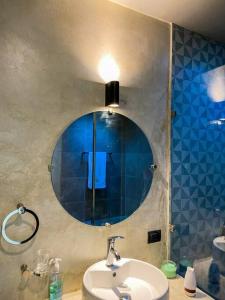y baño con lavabo y espejo. en Brand new Modern Casa w/ Pool 7 mins from Centro, en Mérida