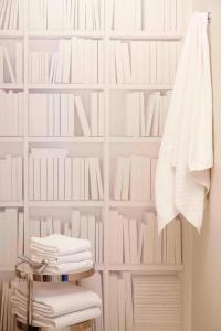 a wall with white book shelves and a towel at Renaissance Concourse Atlanta Airport Hotel in Atlanta