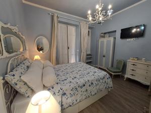Marie Antoinette-Pala Alpitour- Private Parking في تورينو: غرفة نوم مع سرير وخزانة ومرآة