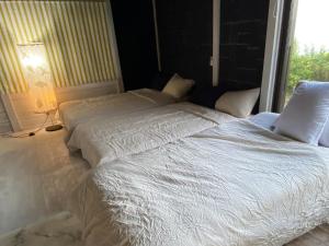 En eller flere senge i et værelse på Tiny Camp House Kurage - Vacation STAY 65999v