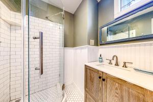 un baño con lavabo y ducha en Green Mountain Retreat, en Sunderland 21 fotos más