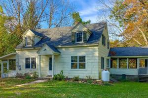 Casa blanca con techo azul en Green Mountain Retreat, en Sunderland