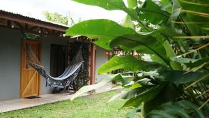 ein Haus mit einer Veranda mit einer Hängematte darauf in der Unterkunft TENORIO - Rio Celeste Dreams in Bijagua