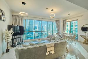 sala de estar con sofá y TV en Burj Khalifa Front view & Fountain view Island Paradise 2BR Luxury Apartment Burj residences Golden Homes en Dubái