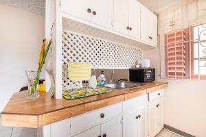 Η κουζίνα ή μικρή κουζίνα στο Shaw Park Gem Apt 12A