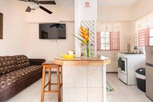 una cucina e un soggiorno con divano e tavolo di Shaw Park Gem Apt 12A a Ocho Rios