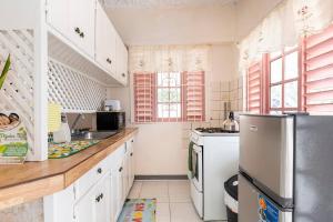 Η κουζίνα ή μικρή κουζίνα στο Shaw Park Gem Apt 12A