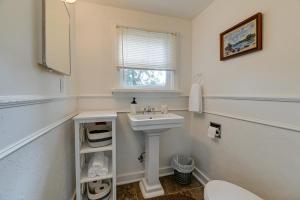 Vannituba majutusasutuses Cozy Grants Pass Home about 9 Mi to Rogue River Access