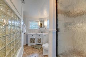 Vannituba majutusasutuses Cozy Grants Pass Home about 9 Mi to Rogue River Access