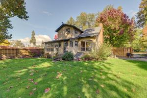 Aed väljaspool majutusasutust Cozy Grants Pass Home about 9 Mi to Rogue River Access