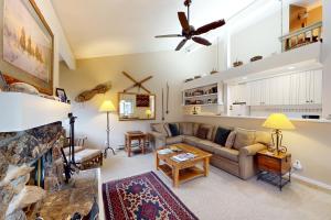un soggiorno con divano e tavolo di Moose Creek Lodge a Wilson