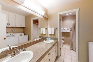 a bathroom with two sinks and a toilet at Moose Creek Lodge in Wilson +49 photos