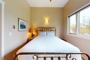 una camera con letto e finestra di Moose Creek Lodge a Wilson
