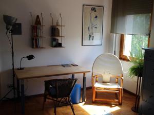 una scrivania e una sedia in una stanza di Casa Fantuzzi a Belluno