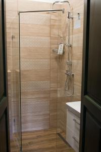 a bathroom with a shower with a glass door at Pinkó Vendégház in Noszvaj