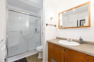 Ένα μπάνιο στο Appart M1 avec bain tourbillon citq 309409
