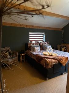 een slaapkamer met een groot bed in een kamer bij B&B en Wellness de Waalhoeve in Angerlo