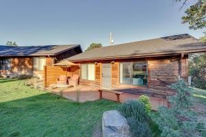 ein Blockhaus mit einer Veranda und einem Hof in der Unterkunft Cozy Central Point Bungalow on Working Winery! in Central Point