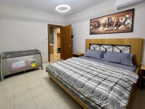 ein Schlafzimmer mit einem Bett und einem Wandgemälde in der Unterkunft Apartment in Skanderbeg Square - Tirana Center 2 in Tirana