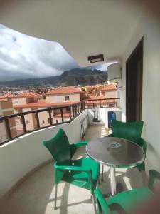 balcón con mesa, sillas y vistas en Casa Yuni, en Candelaria