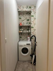 un piccolo bagno con lavatrice in camera di Apartment Stella a Varna Altre 6 foto