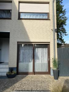 una casa de ladrillo con puerta de cristal en Appartement, en Burgdorf