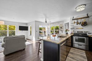 een open keuken en een woonkamer met een bank bij 3390 Folsom St, Unit 206 in Boulder